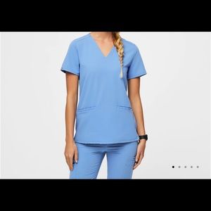 Figs wear - Casma™ Three-Pocket Scrub Top